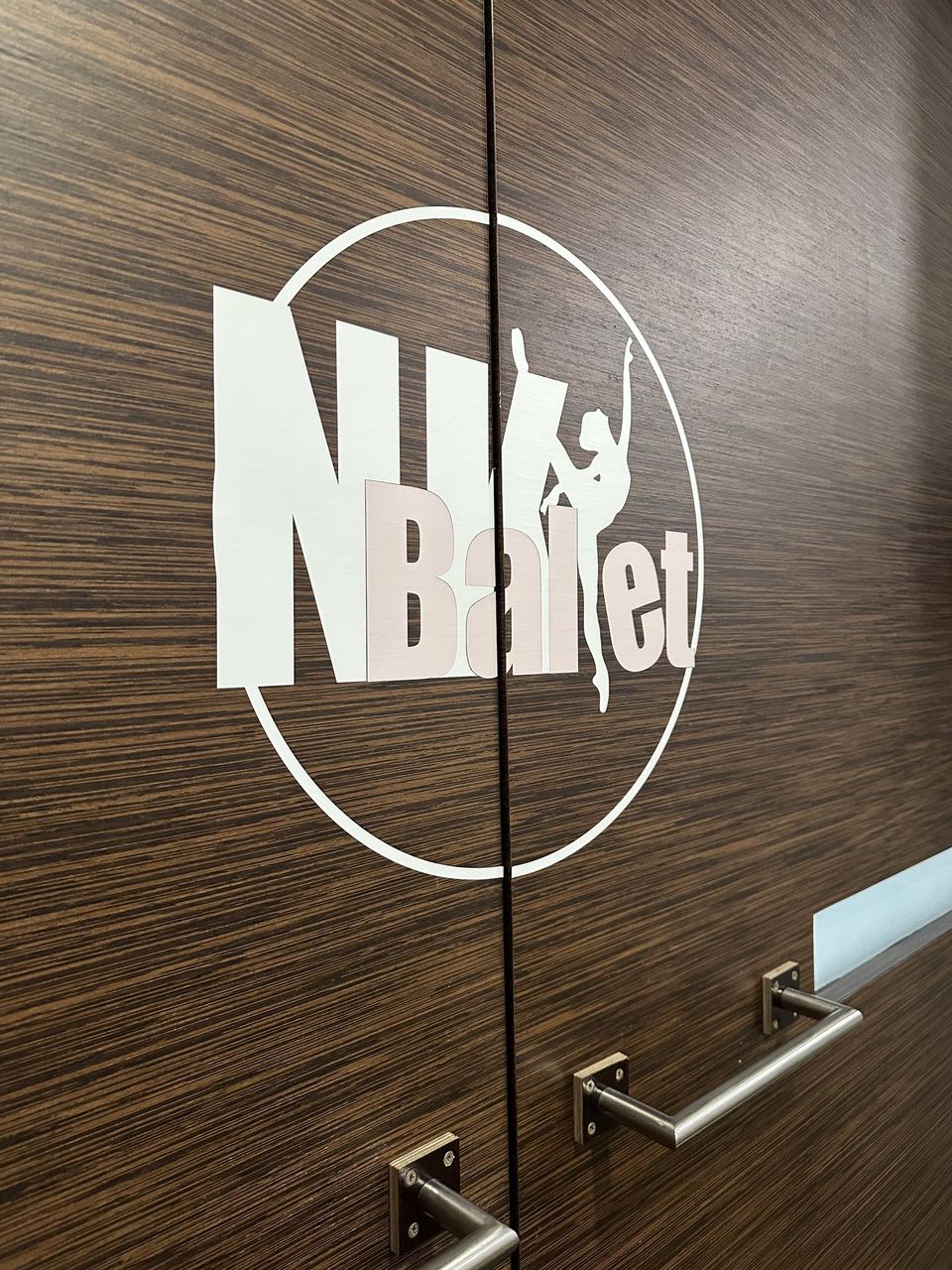 Puerta de la sala Nikaballet